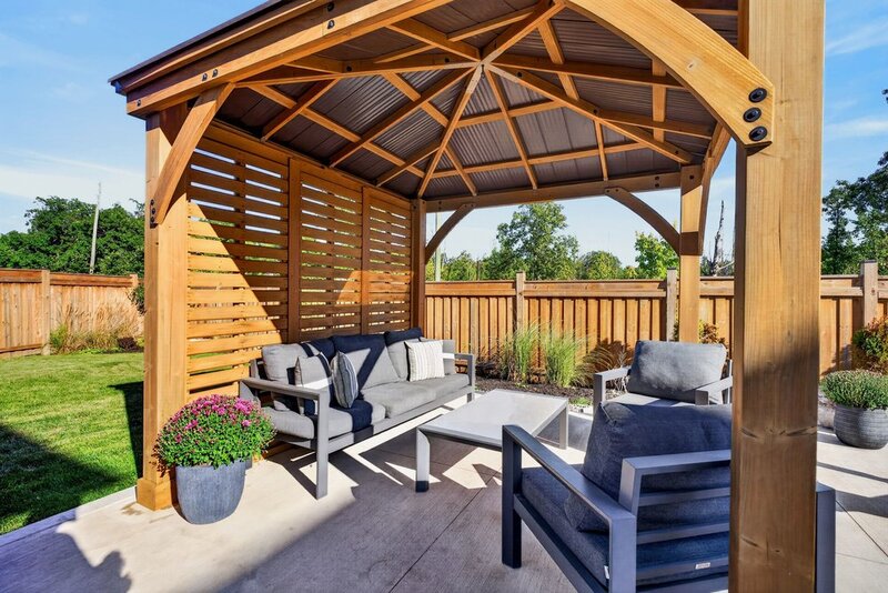 BEAUTIFUL WATERDOWN HOME BACKING ONTO GREENSPACE!