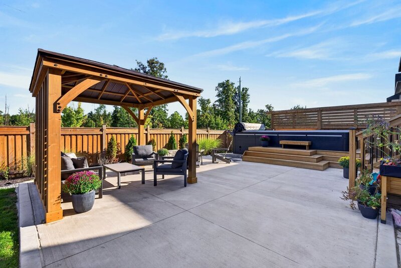 BEAUTIFUL WATERDOWN HOME BACKING ONTO GREENSPACE!