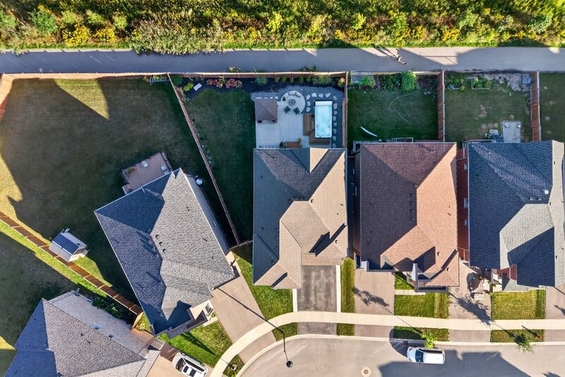 BEAUTIFUL WATERDOWN HOME BACKING ONTO GREENSPACE!