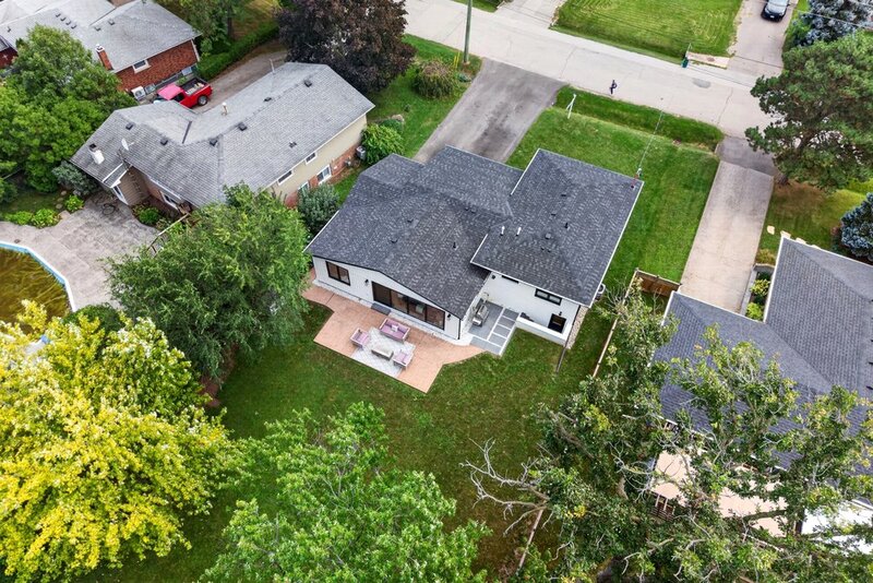 STUNNINGLY RENOVATED GRIMSBY WATERFRONT HOME!