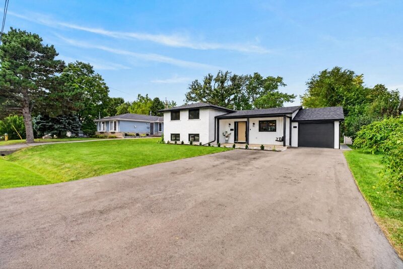 STUNNINGLY RENOVATED GRIMSBY WATERFRONT HOME!