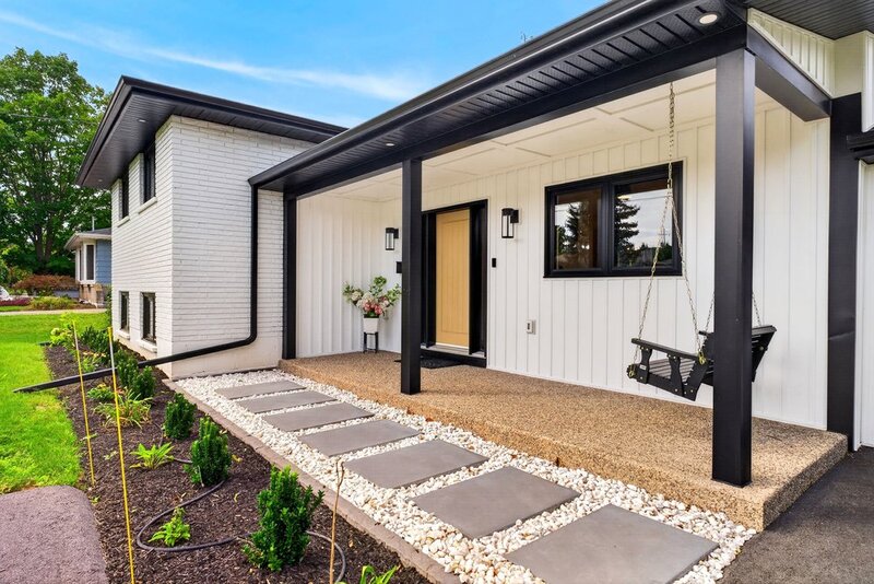 STUNNINGLY RENOVATED GRIMSBY WATERFRONT HOME!