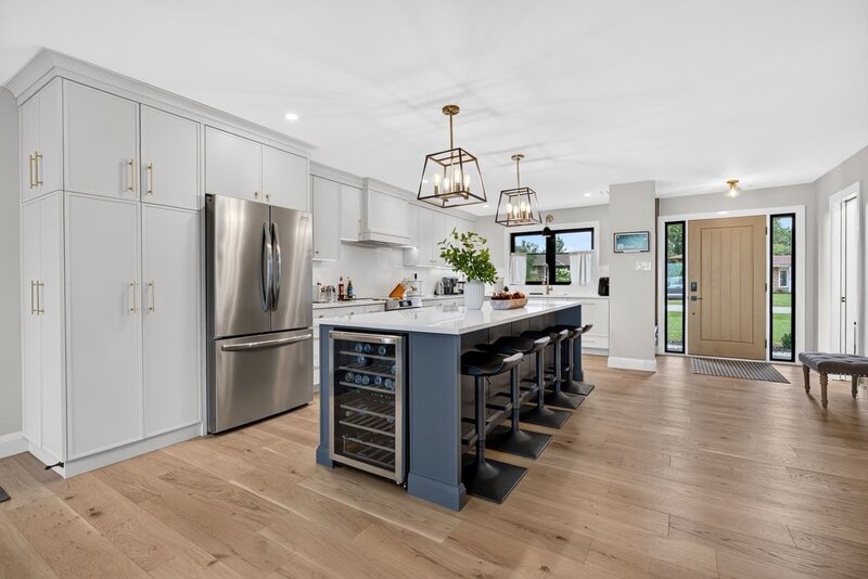 STUNNINGLY RENOVATED GRIMSBY WATERFRONT HOME!