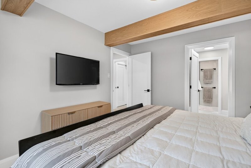 STUNNINGLY RENOVATED GRIMSBY WATERFRONT HOME!