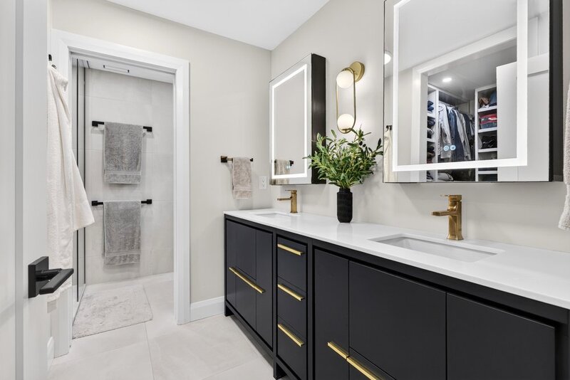 STUNNINGLY RENOVATED GRIMSBY WATERFRONT HOME!