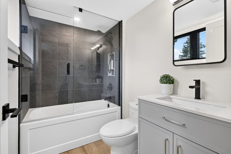 STUNNINGLY RENOVATED GRIMSBY WATERFRONT HOME!