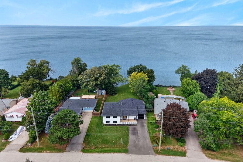STUNNINGLY RENOVATED GRIMSBY WATERFRONT HOME!