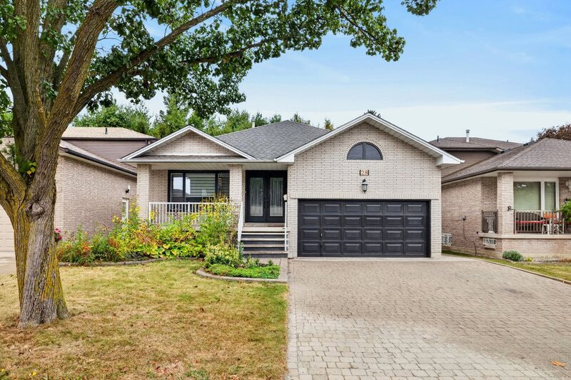 LARGE BACK-SPLIT IN GREAT FAMILY-FRIENDLY NEIGHBOURHOOD!