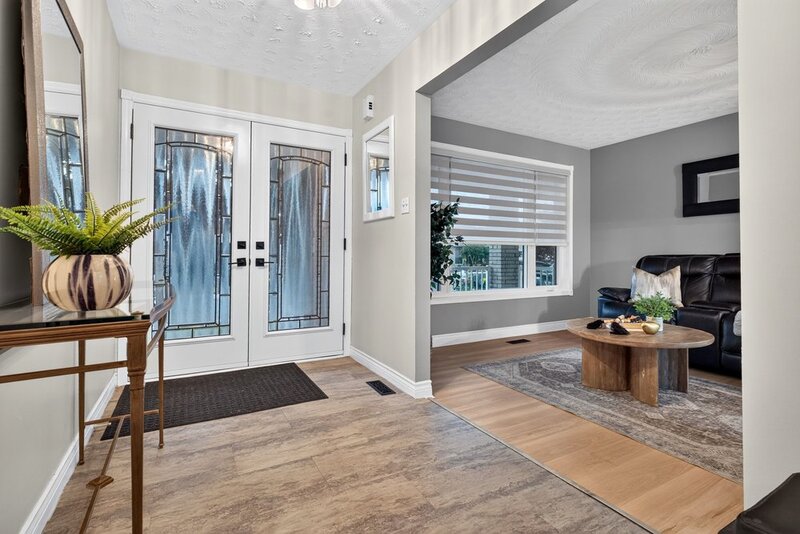 LARGE BACK-SPLIT IN GREAT FAMILY-FRIENDLY NEIGHBOURHOOD!