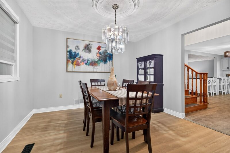 LARGE BACK-SPLIT IN GREAT FAMILY-FRIENDLY NEIGHBOURHOOD!