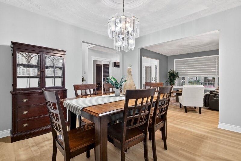 LARGE BACK-SPLIT IN GREAT FAMILY-FRIENDLY NEIGHBOURHOOD!