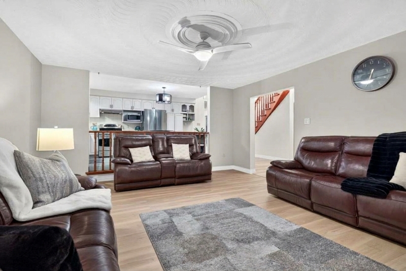 LARGE BACK-SPLIT IN GREAT FAMILY-FRIENDLY NEIGHBOURHOOD!