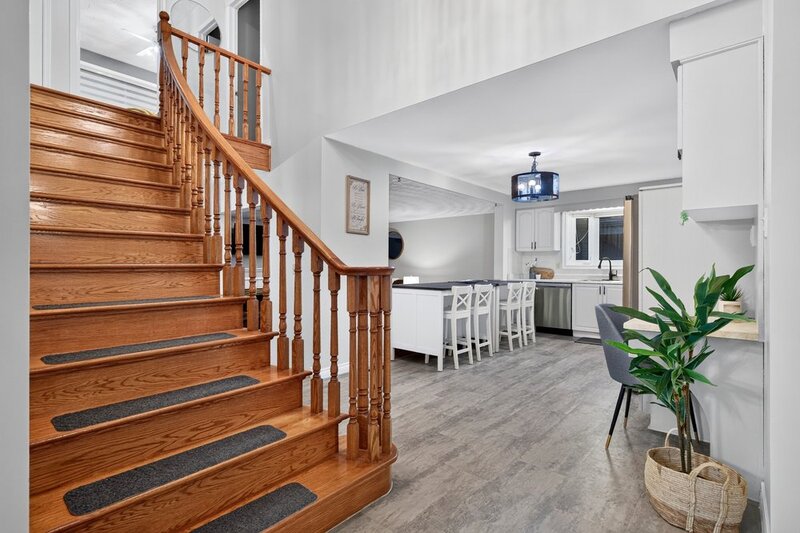 LARGE BACK-SPLIT IN GREAT FAMILY-FRIENDLY NEIGHBOURHOOD!