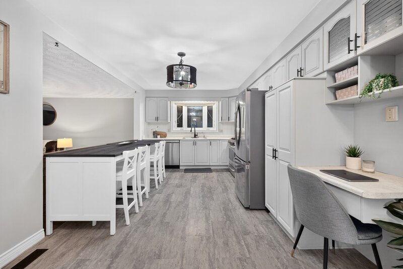 LARGE BACK-SPLIT IN GREAT FAMILY-FRIENDLY NEIGHBOURHOOD!