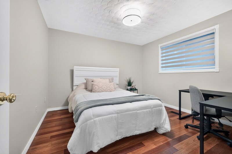 LARGE BACK-SPLIT IN GREAT FAMILY-FRIENDLY NEIGHBOURHOOD!