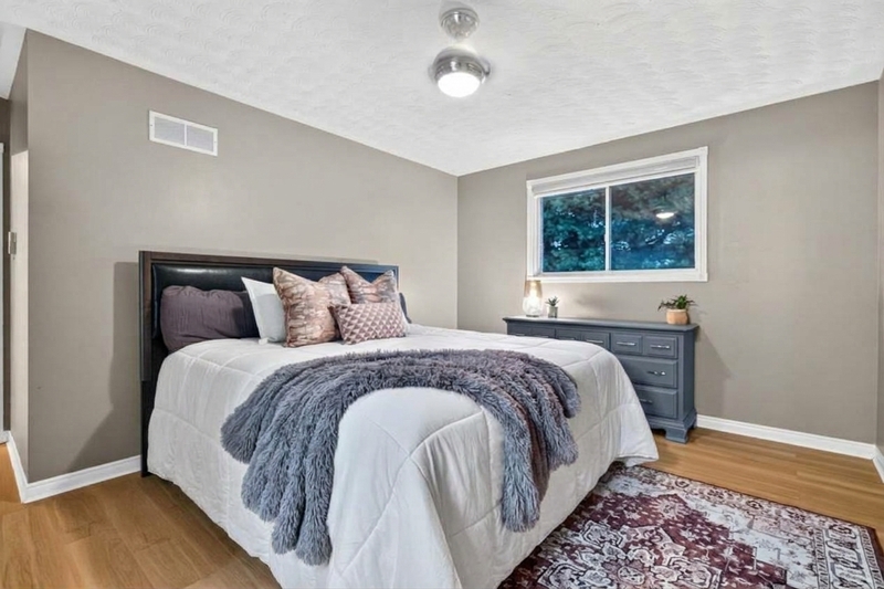 LARGE BACK-SPLIT IN GREAT FAMILY-FRIENDLY NEIGHBOURHOOD!