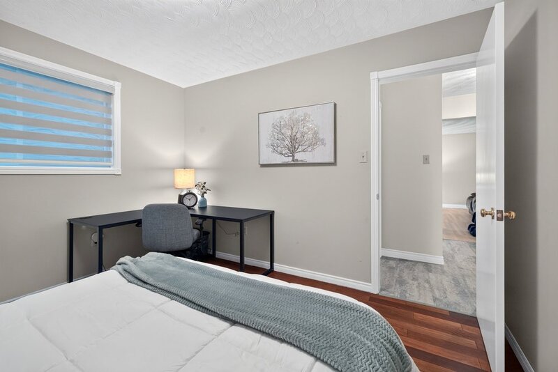 LARGE BACK-SPLIT IN GREAT FAMILY-FRIENDLY NEIGHBOURHOOD!