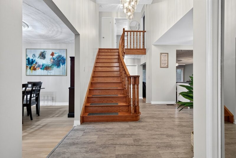 LARGE BACK-SPLIT IN GREAT FAMILY-FRIENDLY NEIGHBOURHOOD!