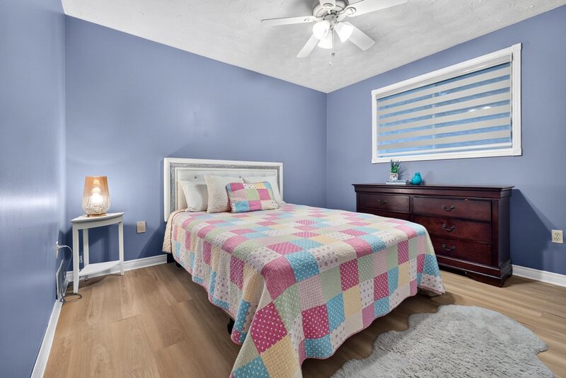LARGE BACK-SPLIT IN GREAT FAMILY-FRIENDLY NEIGHBOURHOOD!