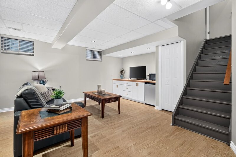 LARGE BACK-SPLIT IN GREAT FAMILY-FRIENDLY NEIGHBOURHOOD!