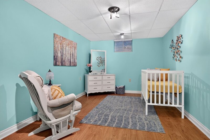 LARGE BACK-SPLIT IN GREAT FAMILY-FRIENDLY NEIGHBOURHOOD!