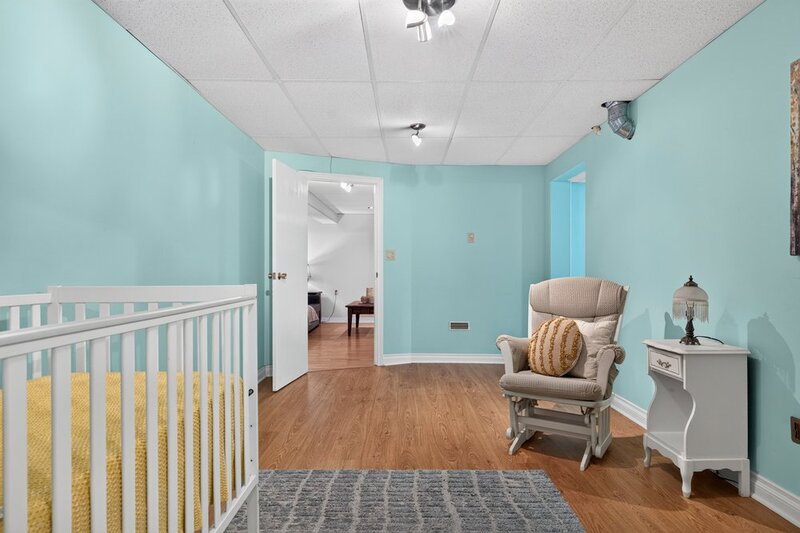 LARGE BACK-SPLIT IN GREAT FAMILY-FRIENDLY NEIGHBOURHOOD!