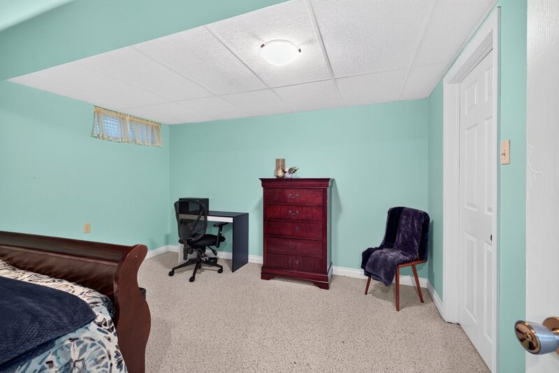 LARGE BACK-SPLIT IN GREAT FAMILY-FRIENDLY NEIGHBOURHOOD!