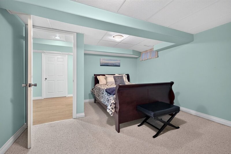 LARGE BACK-SPLIT IN GREAT FAMILY-FRIENDLY NEIGHBOURHOOD!