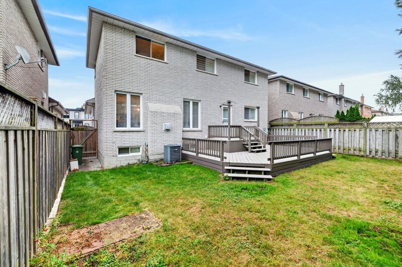 LARGE BACK-SPLIT IN GREAT FAMILY-FRIENDLY NEIGHBOURHOOD!