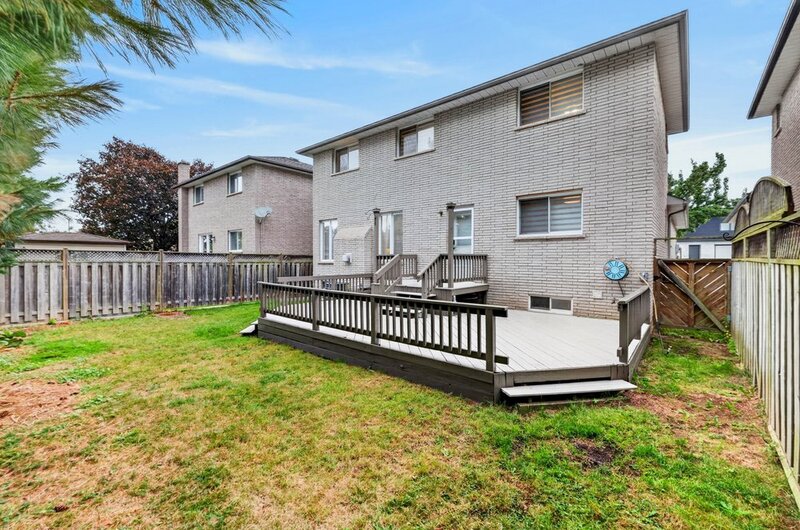 LARGE BACK-SPLIT IN GREAT FAMILY-FRIENDLY NEIGHBOURHOOD!