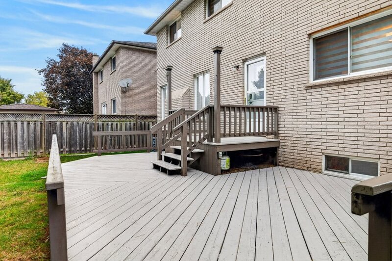 LARGE BACK-SPLIT IN GREAT FAMILY-FRIENDLY NEIGHBOURHOOD!