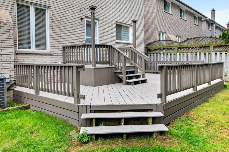 LARGE BACK-SPLIT IN GREAT FAMILY-FRIENDLY NEIGHBOURHOOD!