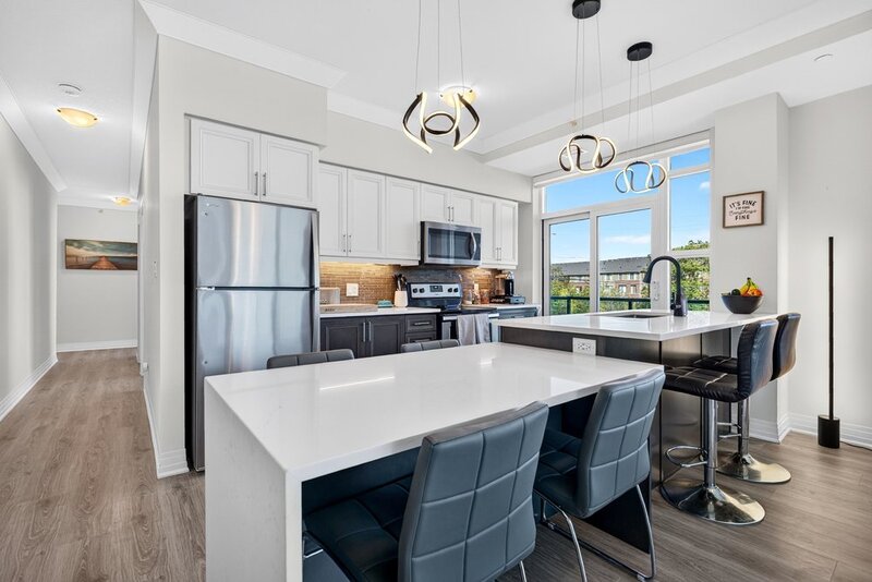 2 UNDERGROUND PARKING SPACES & LAKE VIEWS IN SOUGHT AFTER GRIMSBY NEIGHBOURHOOD