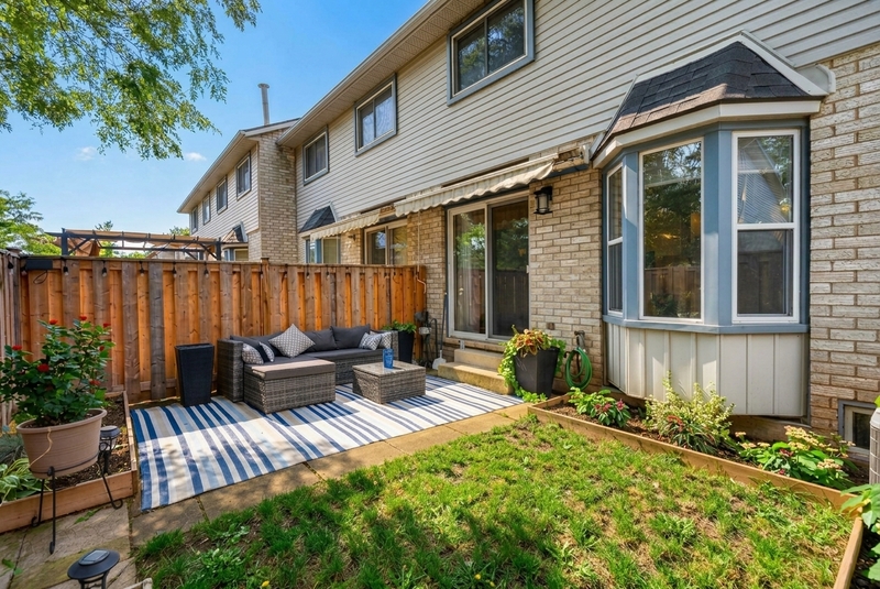 SPACIOUS END-UNIT IN SOUGHT AFTER STONEY CREEK NEIGHBOURHOOD