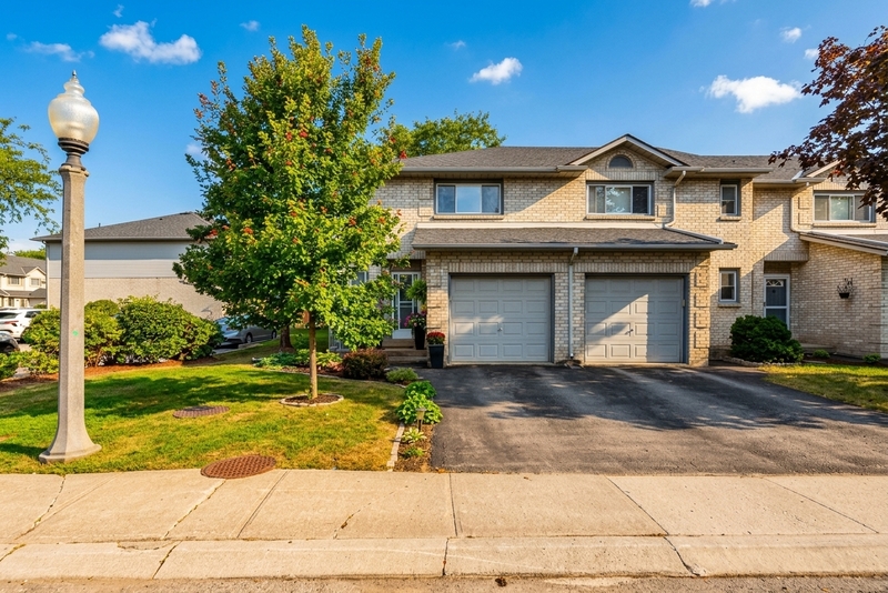 SPACIOUS END-UNIT IN SOUGHT AFTER STONEY CREEK NEIGHBOURHOOD