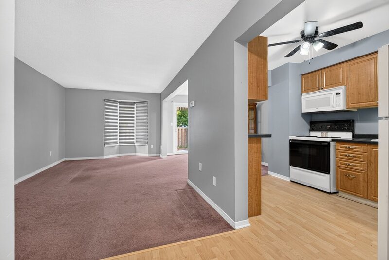 SPACIOUS END-UNIT IN SOUGHT AFTER STONEY CREEK NEIGHBOURHOOD
