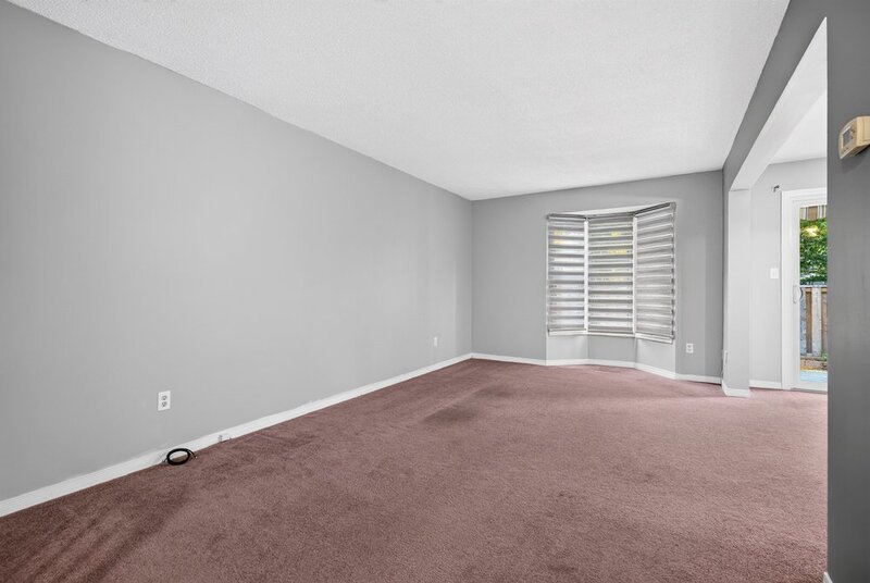 SPACIOUS END-UNIT IN SOUGHT AFTER STONEY CREEK NEIGHBOURHOOD