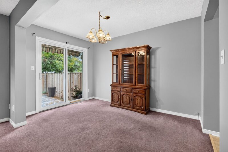 SPACIOUS END-UNIT IN SOUGHT AFTER STONEY CREEK NEIGHBOURHOOD