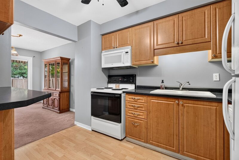 SPACIOUS END-UNIT IN SOUGHT AFTER STONEY CREEK NEIGHBOURHOOD