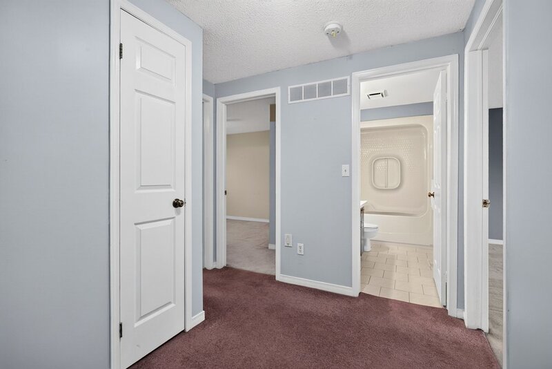 SPACIOUS END-UNIT IN SOUGHT AFTER STONEY CREEK NEIGHBOURHOOD