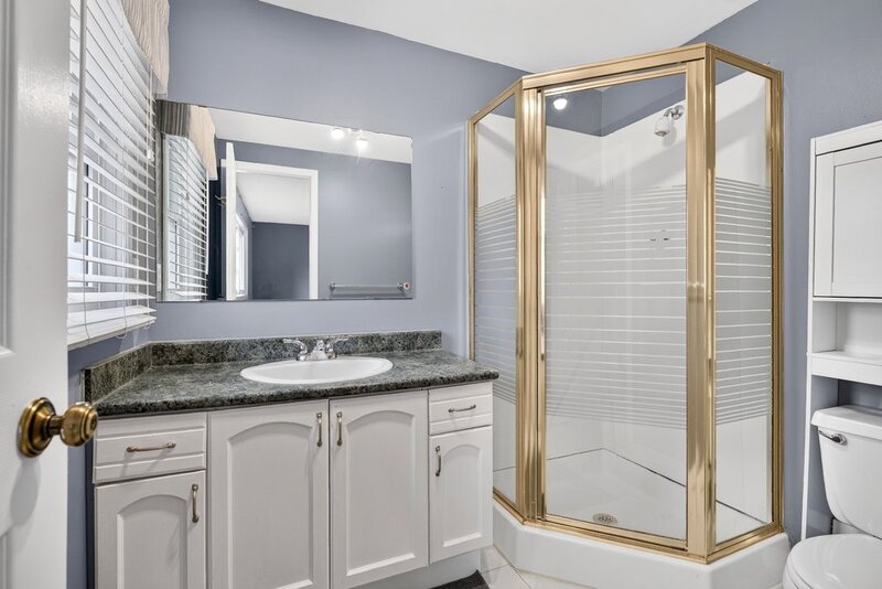 SPACIOUS END-UNIT IN SOUGHT AFTER STONEY CREEK NEIGHBOURHOOD