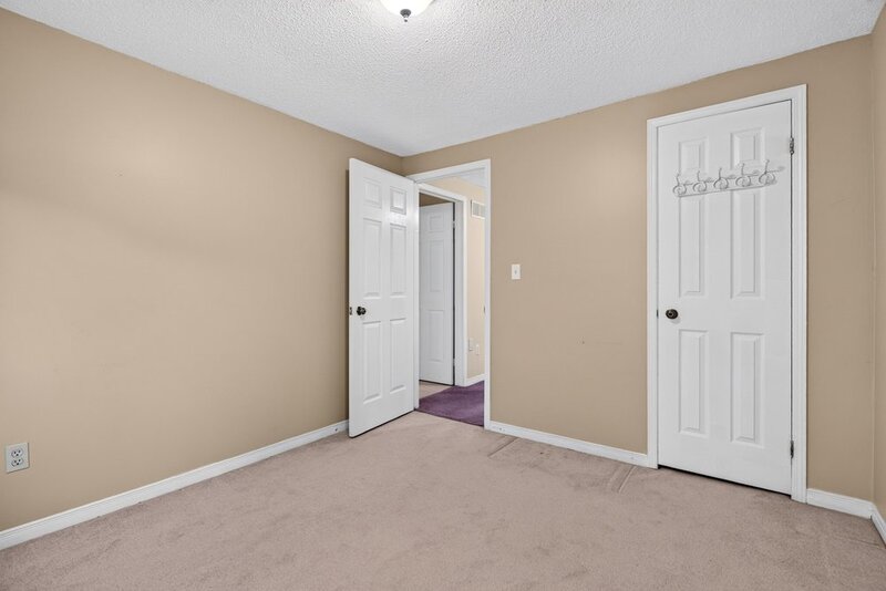 SPACIOUS END-UNIT IN SOUGHT AFTER STONEY CREEK NEIGHBOURHOOD
