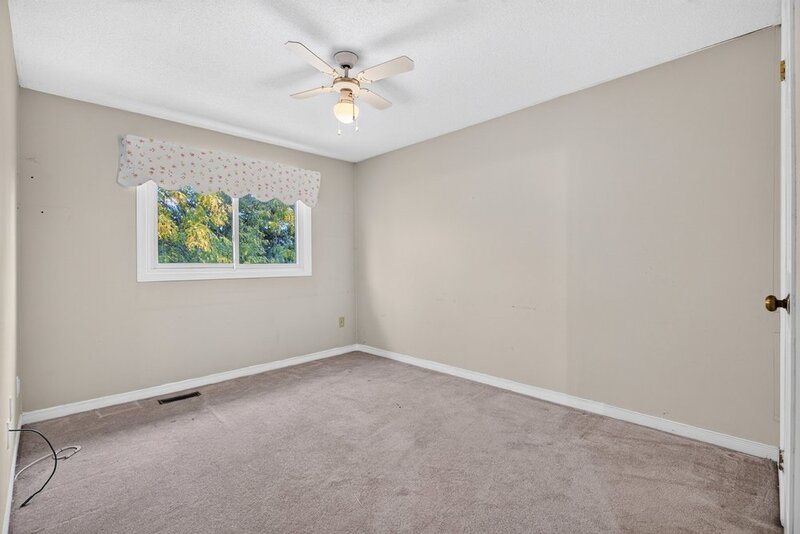 SPACIOUS END-UNIT IN SOUGHT AFTER STONEY CREEK NEIGHBOURHOOD