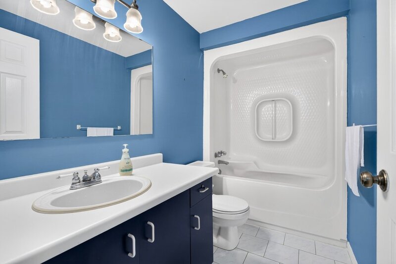 SPACIOUS END-UNIT IN SOUGHT AFTER STONEY CREEK NEIGHBOURHOOD