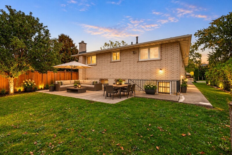 FAMILY HOME ON LARGE LOT IN LOWER STONEY CREEK!
