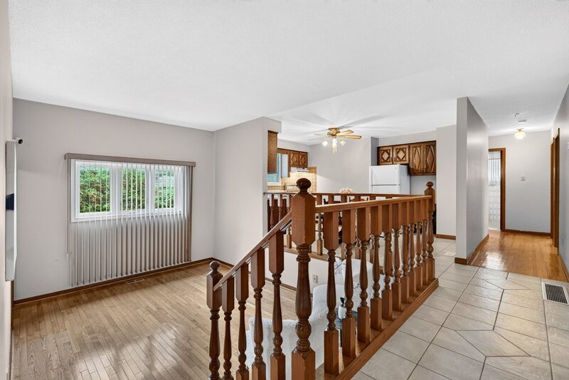 FAMILY HOME ON LARGE LOT IN LOWER STONEY CREEK!