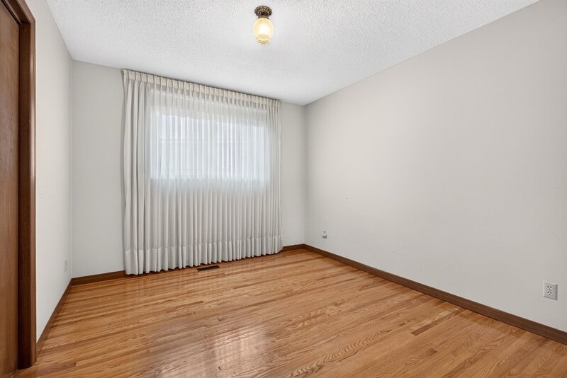 FAMILY HOME ON LARGE LOT IN LOWER STONEY CREEK!