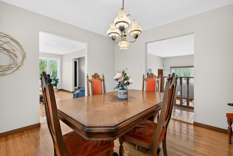 FAMILY HOME ON LARGE LOT IN LOWER STONEY CREEK!