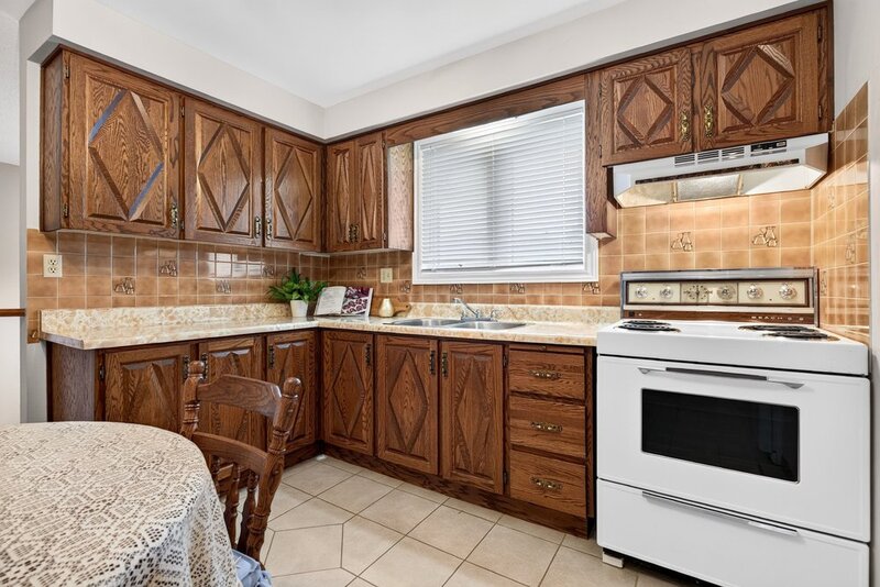 FAMILY HOME ON LARGE LOT IN LOWER STONEY CREEK!