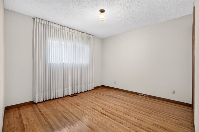 FAMILY HOME ON LARGE LOT IN LOWER STONEY CREEK!